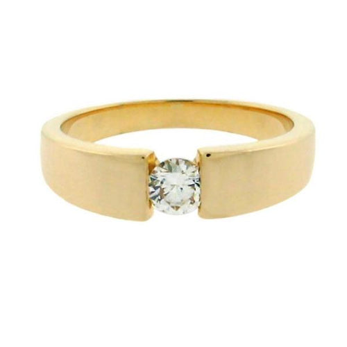round diamond in a 14 kt yellow gold ring